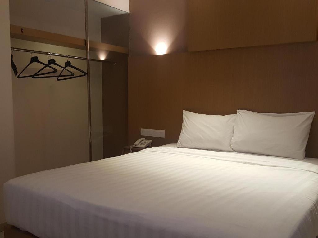 Kharisma Hotel Мадиун Экстерьер фото