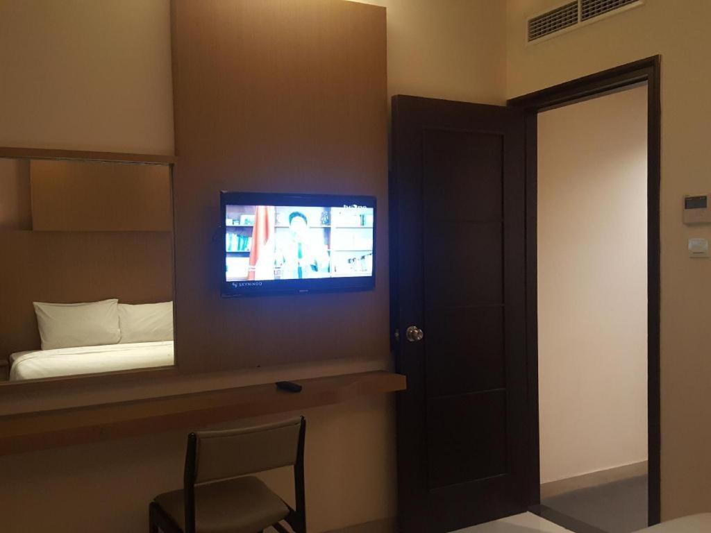Kharisma Hotel Мадиун Экстерьер фото
