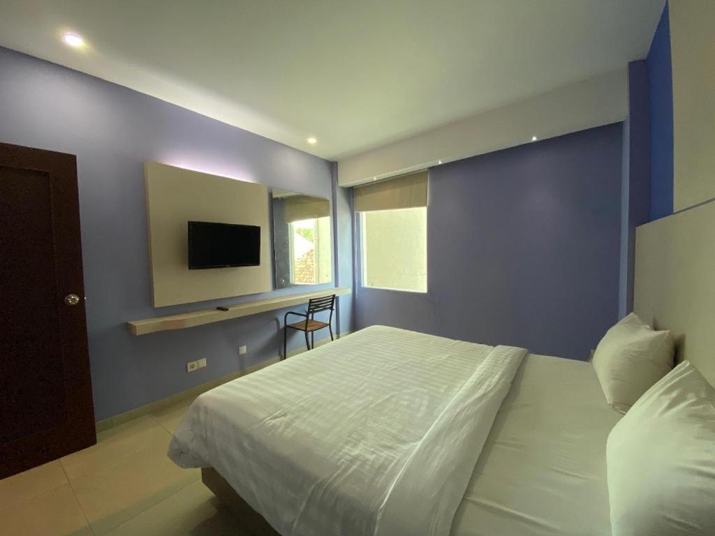 Kharisma Hotel Мадиун Экстерьер фото