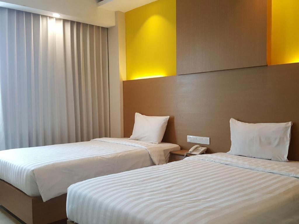Kharisma Hotel Мадиун Экстерьер фото