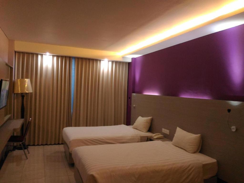 Kharisma Hotel Мадиун Экстерьер фото