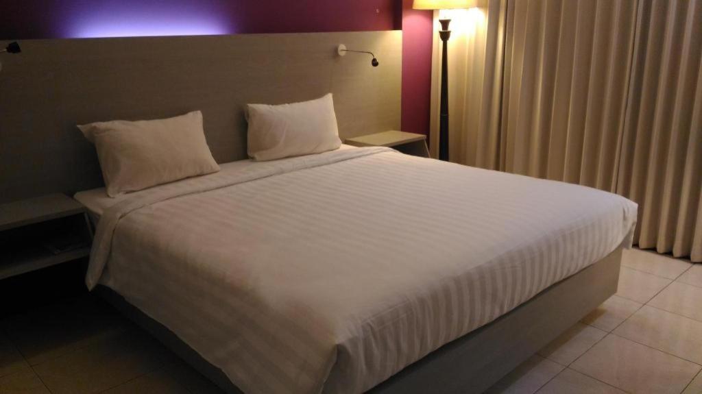 Kharisma Hotel Мадиун Экстерьер фото
