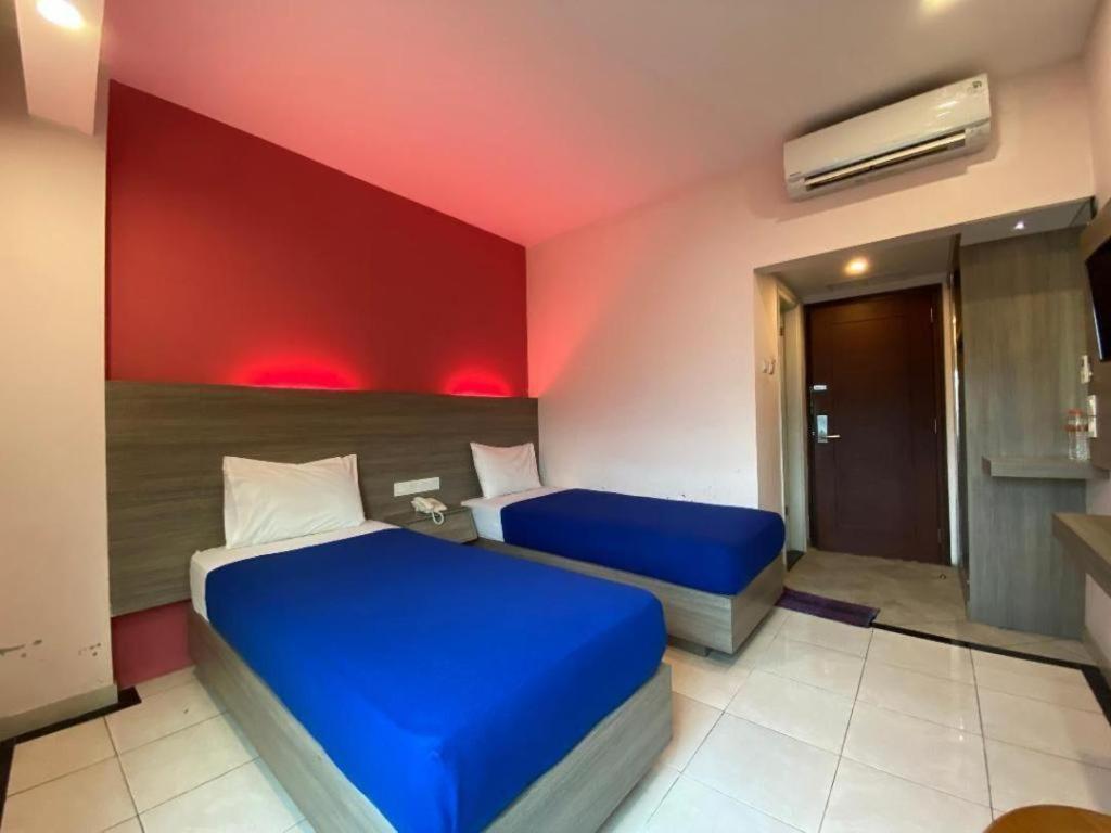 Kharisma Hotel Мадиун Экстерьер фото