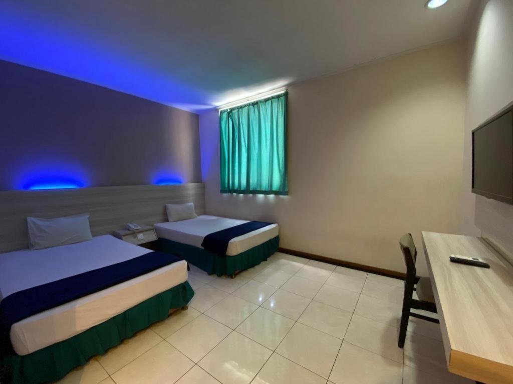 Kharisma Hotel Мадиун Экстерьер фото