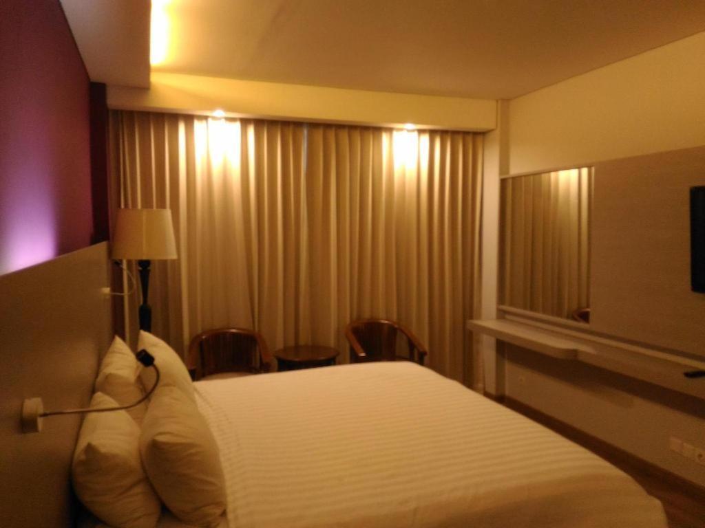 Kharisma Hotel Мадиун Экстерьер фото