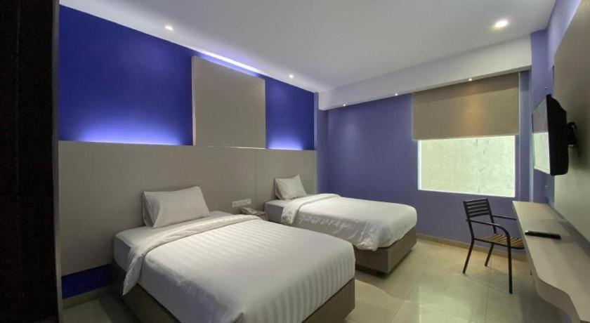 Kharisma Hotel Мадиун Экстерьер фото