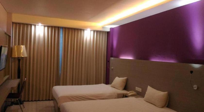 Kharisma Hotel Мадиун Экстерьер фото