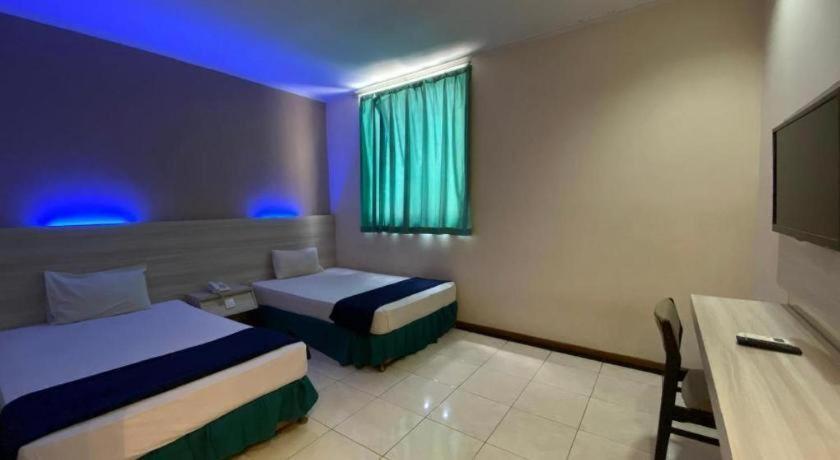 Kharisma Hotel Мадиун Экстерьер фото