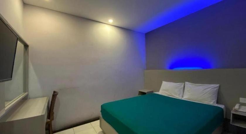 Kharisma Hotel Мадиун Экстерьер фото