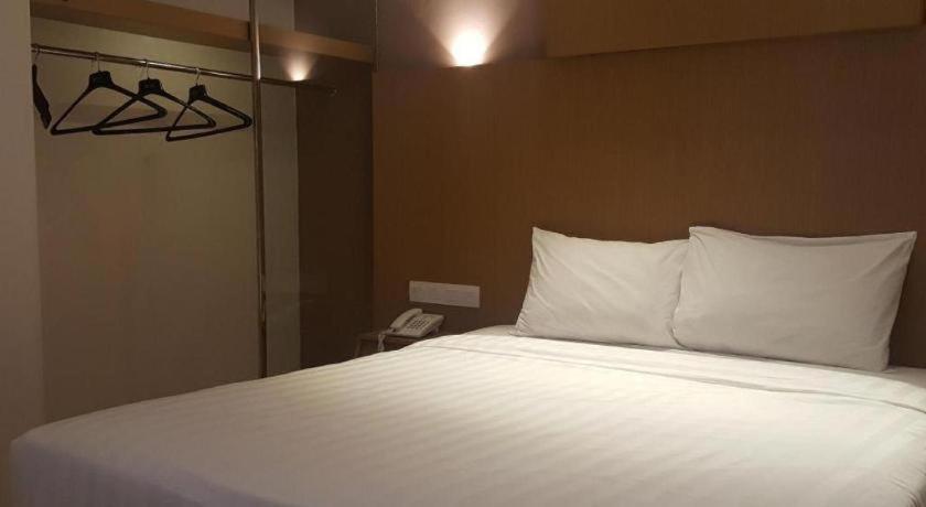 Kharisma Hotel Мадиун Экстерьер фото