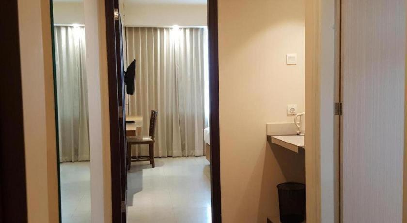 Kharisma Hotel Мадиун Экстерьер фото