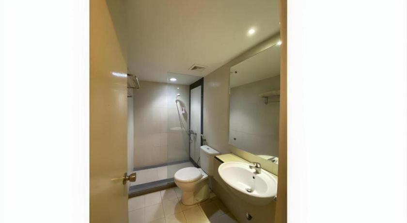Kharisma Hotel Мадиун Экстерьер фото