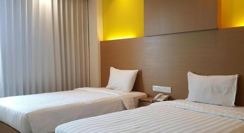 Kharisma Hotel Мадиун Экстерьер фото