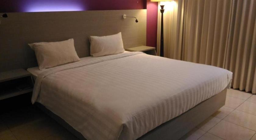 Kharisma Hotel Мадиун Экстерьер фото