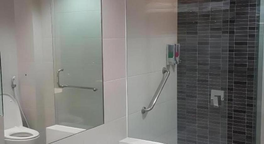 Kharisma Hotel Мадиун Экстерьер фото