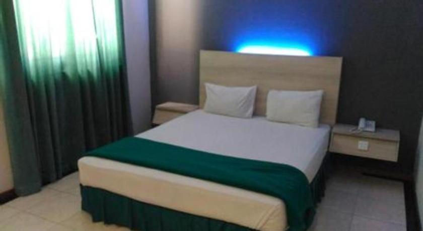Kharisma Hotel Мадиун Экстерьер фото