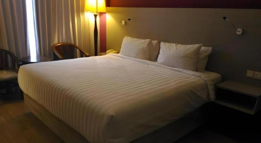Kharisma Hotel Мадиун Экстерьер фото