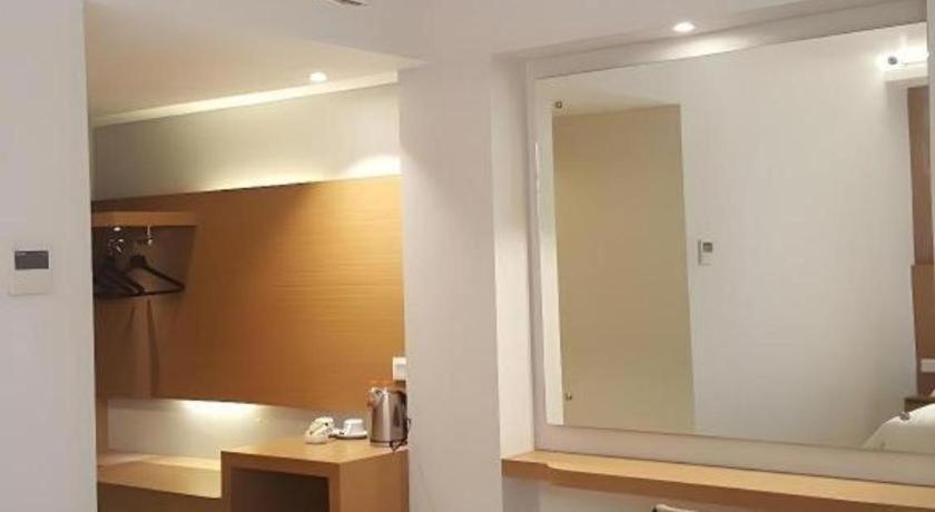 Kharisma Hotel Мадиун Экстерьер фото