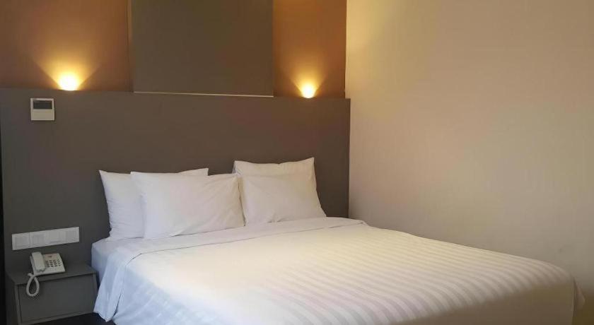 Kharisma Hotel Мадиун Экстерьер фото