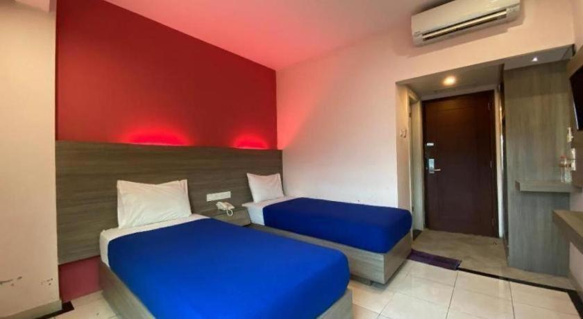 Kharisma Hotel Мадиун Экстерьер фото