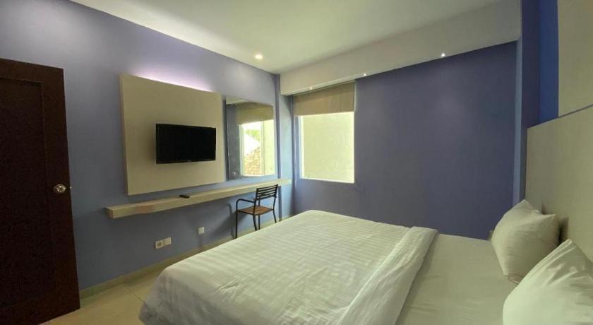 Kharisma Hotel Мадиун Экстерьер фото