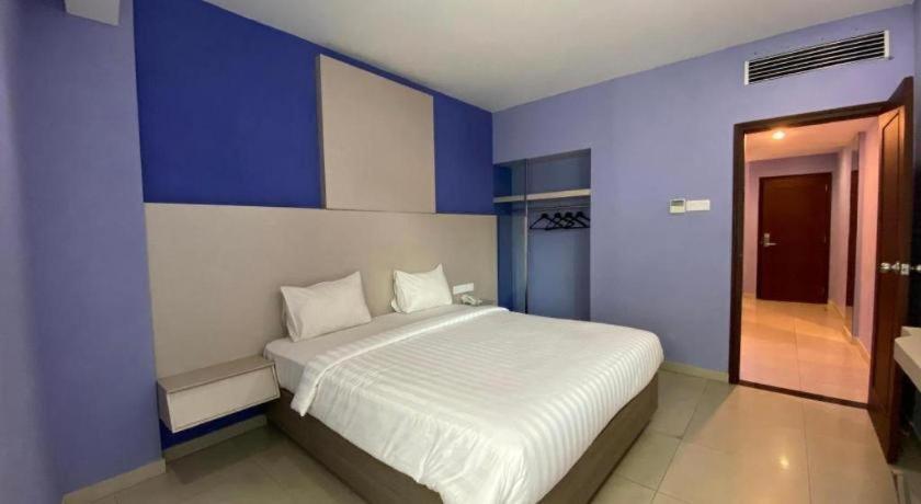 Kharisma Hotel Мадиун Экстерьер фото