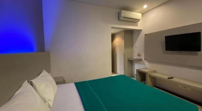Kharisma Hotel Мадиун Экстерьер фото