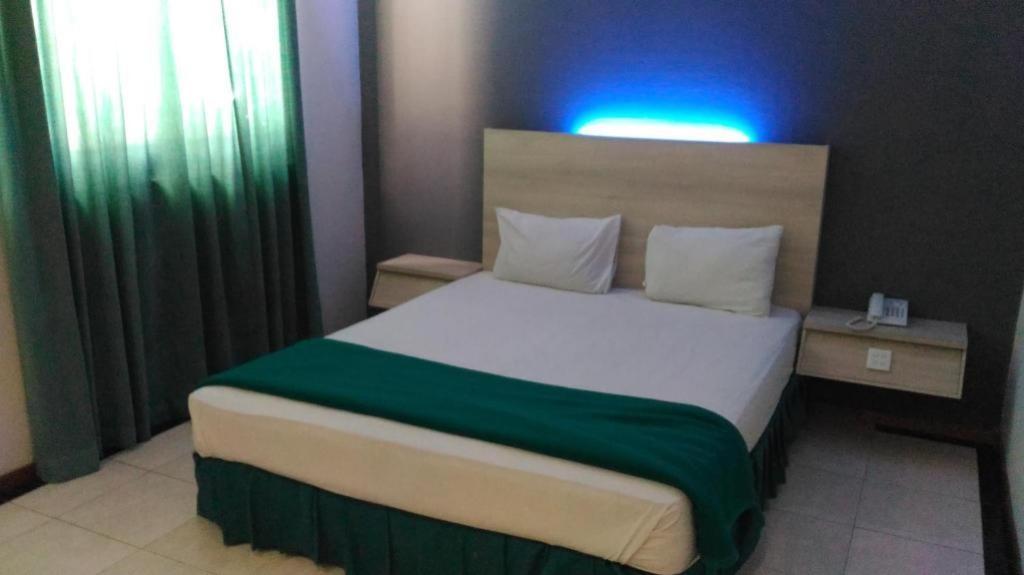 Kharisma Hotel Мадиун Экстерьер фото