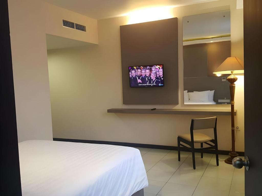 Kharisma Hotel Мадиун Экстерьер фото