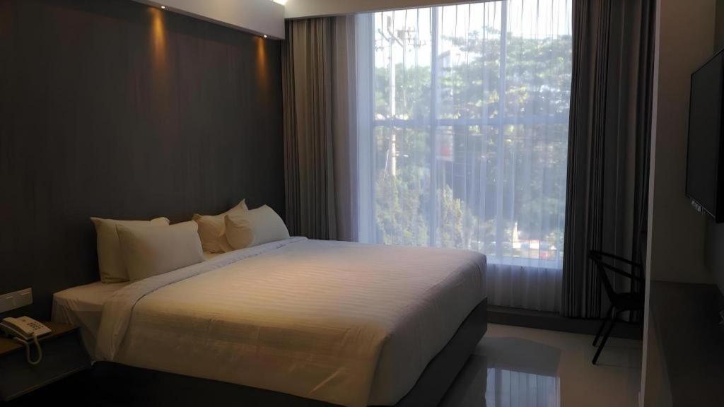 Kharisma Hotel Мадиун Экстерьер фото