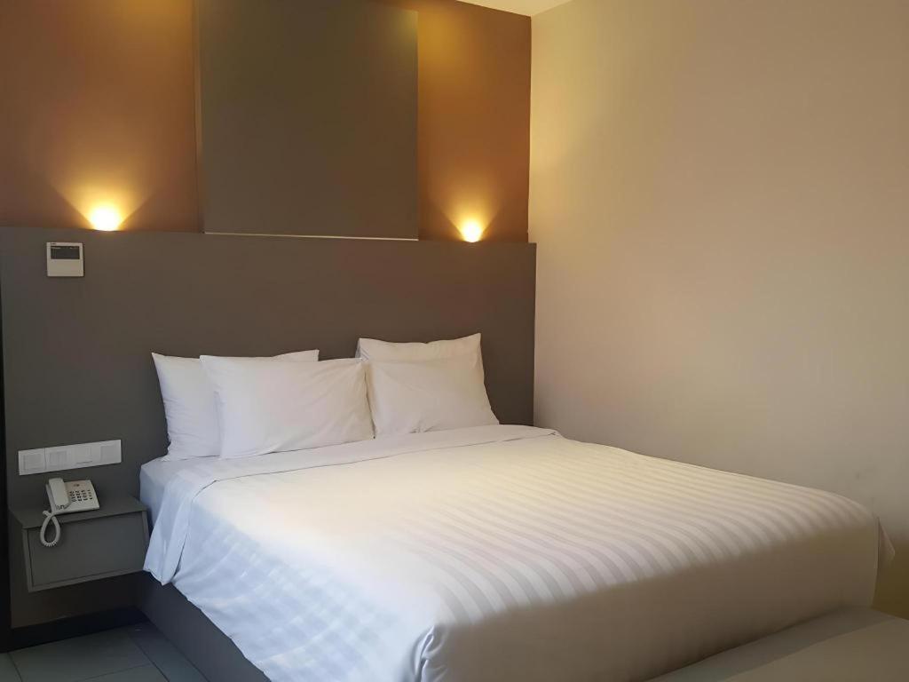 Kharisma Hotel Мадиун Экстерьер фото