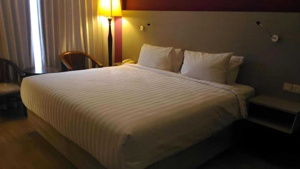 Kharisma Hotel Мадиун Экстерьер фото