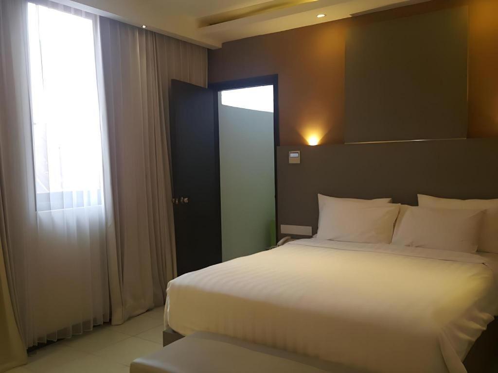 Kharisma Hotel Мадиун Экстерьер фото