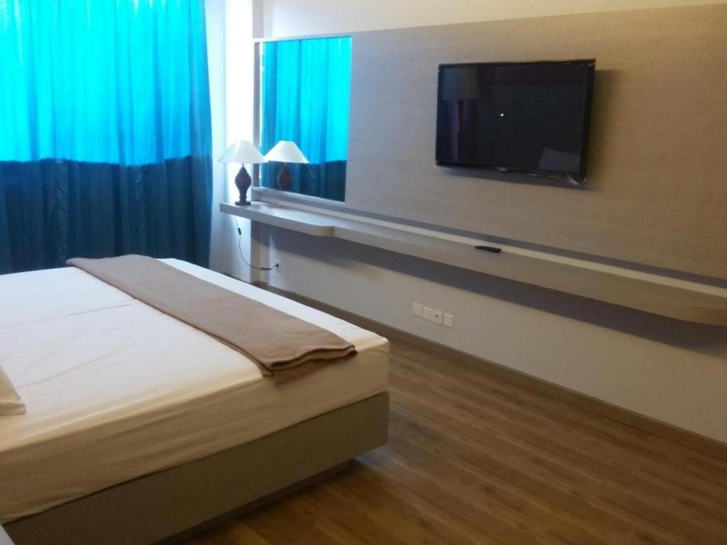 Kharisma Hotel Мадиун Экстерьер фото