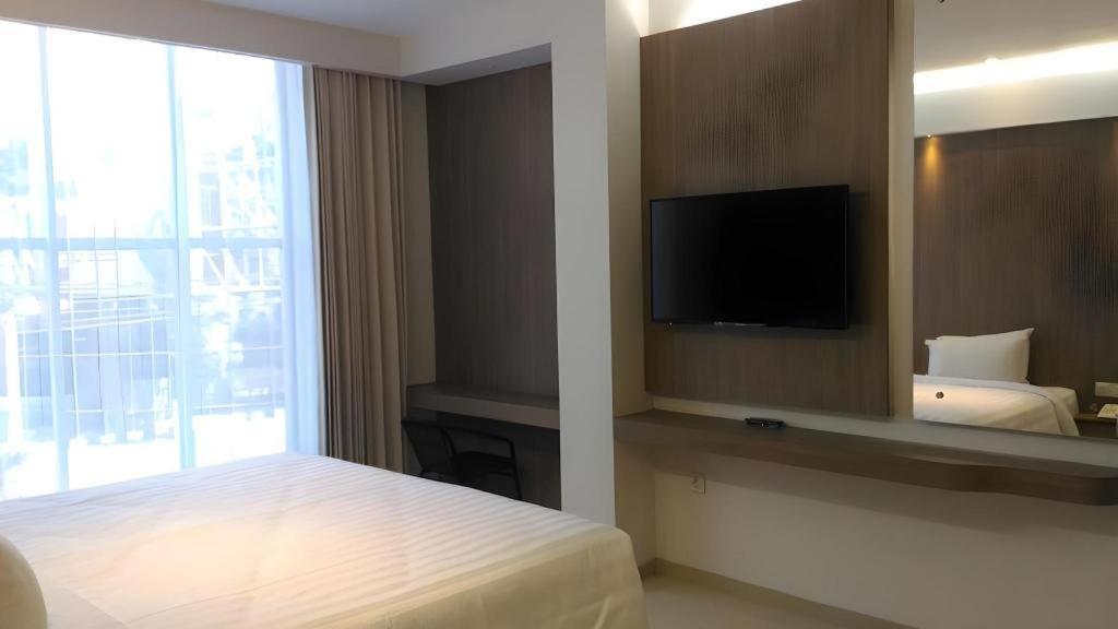 Kharisma Hotel Мадиун Экстерьер фото