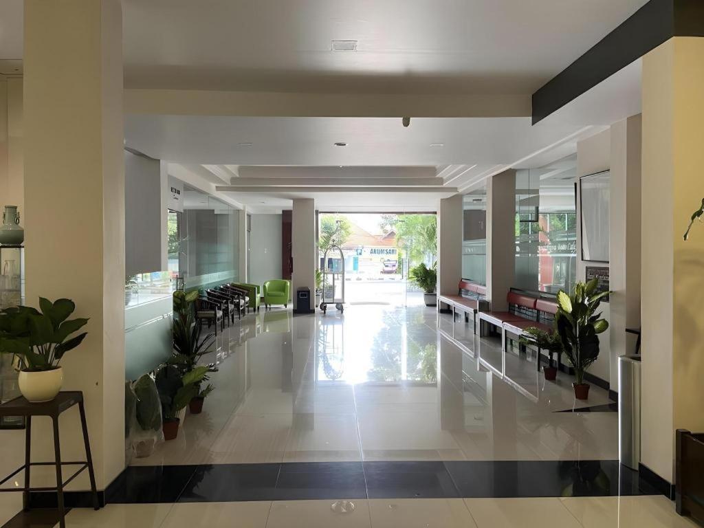 Kharisma Hotel Мадиун Экстерьер фото