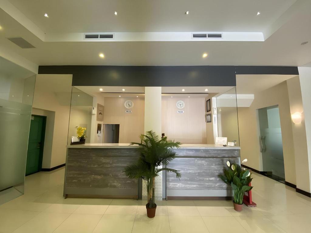 Kharisma Hotel Мадиун Экстерьер фото